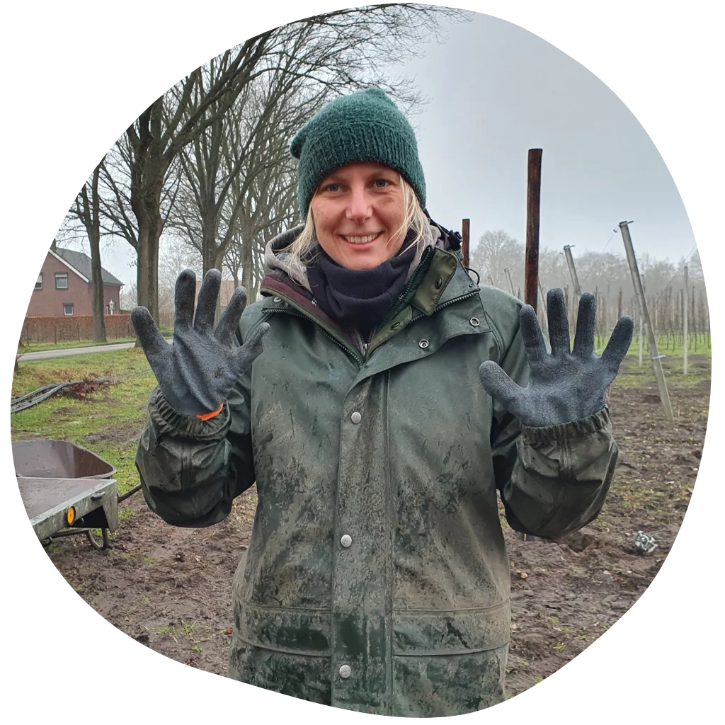 Anja Weisser in der Obstanlage