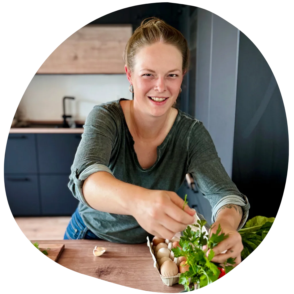 Elena Kolb mit frischen Kräutern